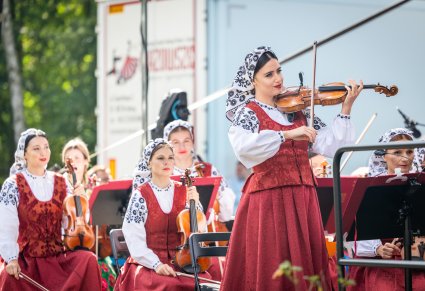Zbliżenie na Artystki Orkiestry w kostiumach wilanowskich