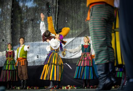 Artyści w kostiumach opoczyńskich w trakcie wykonywania choreografii tanecznych