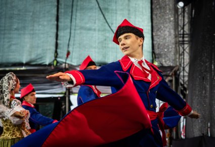 Zbliżenie na Artystę w kostiumie wilanowskim w trakcie wykonywania choreografii tanecznej