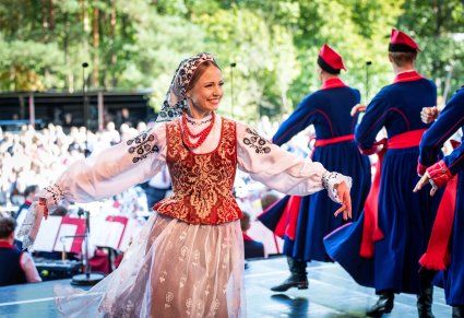 Artyści w kostiumach wilanowskich w trakcie wykonywania choreografii tanecznej