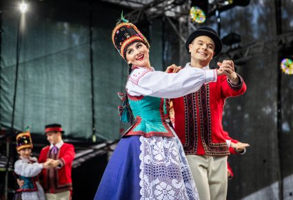 Zbliżenie na parę Artystów w kostiumach kurpiowskich w trakcie wykonywania choreografii