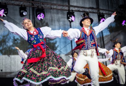 Para Artystów Baletu w kostiumach limanowskich w trakcie wykonywania choreografii tanecznej