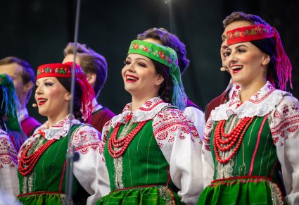 Zbliżenie na Artystki Chóru w kostiumach kurpiowskich w trakcie śpiewu