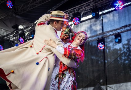 Zbliżenie na parę Artystów w kostiumach łańcuckich w trakcie wykonywania choreografii tanecznej