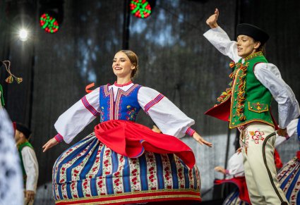 Zbliżenie na parę Artystów w kostiumach spiskich w trakcie wykonywania choreografii tanecznej
