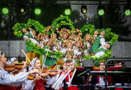 Na scenie Artyści w kostiumach lubuskich w trakcie finałowej pozycji z wykorzystaniem elementów imitujących winorośle