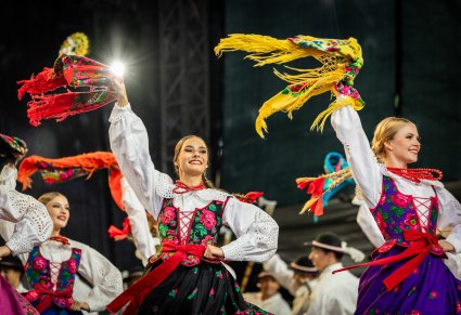 Zblizenie na Artystki Baletu w kostiumach podhalańskich w trakcie wykonywania choreografii tanecznej