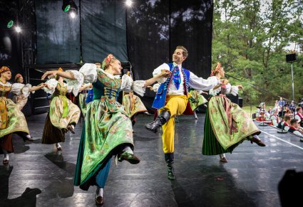 Artyści Baletu w kostiumach rozbarskich w trakcie wykonywania choreografii tanecznej