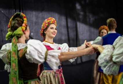Artyści Baletu w kostiumach rozbarskich w trakcie wykonywania choreografii tanecznej