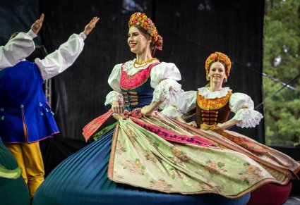 Zbliżenie na Tancerzy w kostiumach rozbarskich w trakcie wykonywania choreografii tanecznej