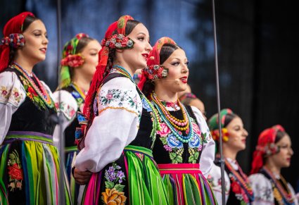 Zbliżenie na dwie Solistki w kostiumach łowickich, wykonujące utwór "Dwa serduszka"