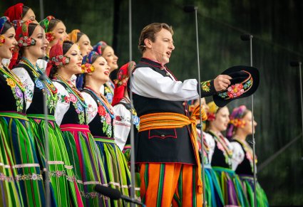 Na pierwszym planie Solista w kostiumie łowickim wykonujący utwór "Furman"