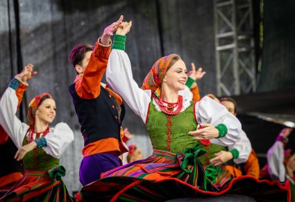 Zbliżenie na parę Artystów w kostiumach sannickich w trakcie wykonywania choreografii tanecznej