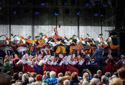 a scenie Artyści Chóru i Baletu w finałowej choreografii, niżej Orkiestra w kostiumach wilanowskich wraz z Dyrygentem