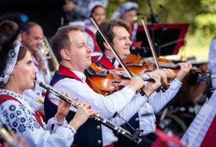 Zbliżenie na Artystów Orkiestry w kostiumach wilanowskich grających na instrumentach dętych i smyczkowych