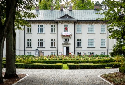 Pałac Karolin "ubrany" w odświętny baner i czerwony balon z cyfrą 5