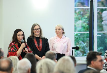 Przemawiajaca rzeczniik prasowa zespołu, a także przedstawicielki Centrum Folkloru Polskiego "Karolin"