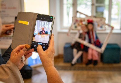 Zbliżenie na telefon, podczas robienia zdjęcia parze dzieci