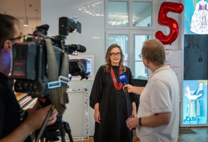 Kierownik Centrum Folkloru Polskiego "Karolin" udzielająca wywiadu