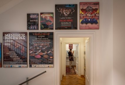 Widok z korytarza Pałacu, na wejście do gabinetu Miry Zimińskiej-Sygietyńskiej, w tle Gość zwiedzający wystawę