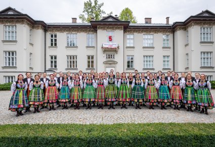 Chór w kostiumach łowickich przed Pałacem Karolin