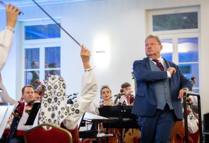 Dyrektor zespołu podczas dyrygowania