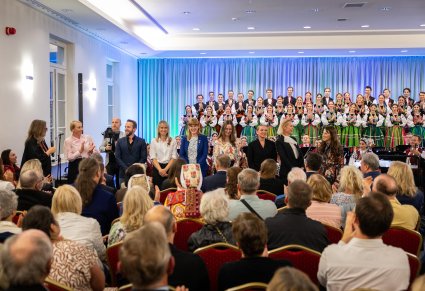 Widok za zespół Centrum Folkloru Polskiego "Karolin", w tle chór w kostiumach łowickich