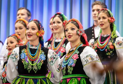 Zbliżenie na solistki chóru w kostiumach łowickich