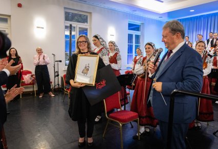 Kierownik Centrum Folkloru Polskiego "Karolin" odbierająca pamiątkowy obrazek