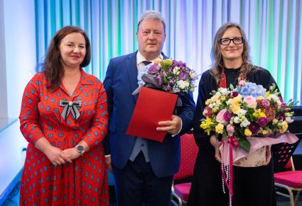 Dyrektor zespołu i kierownik Centrum Folkloru Polskiego "Karolin" z bukietami kwiatów