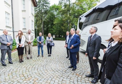 Dyrektor zespołu "Mazowsze" witający Przewodniczących Sejmików Województw RP przed Pałacem w Karolinie