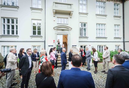 Uczestnicy Konwentu Przewodniczących Sejmików Województw RP przed Pałacem w "Karolinie"