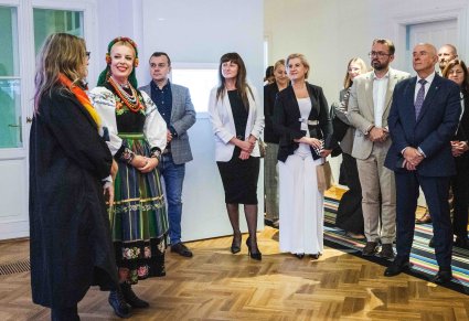 Kierowniczka Centrum Folkloru Polskiego wraz z Przewodniczką w kostiumie Łowickim oraz Uczestnikami Konwentu Przewodniczących Sejmików Województw RP