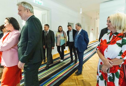 Dyrektor zespołu "Mazowsze" wraz z Uczestnikami Konwentu Przewodniczących Sejmików Województw RP podczas zwiedzania Centrum Folkloru Polskiego "Karolin"