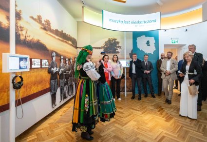Uczestnicy Konwentu wraz z Przewodniczką w kostiumie łowickim podczas zwiedzania wystawy stałej w Centrum Folkloru Polskiego "Karolin"