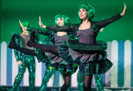 Zbliżenie na Artystki odgrywające rolę kół w zielono czarno szarych kostiumach, wykonujące choreografię taneczną