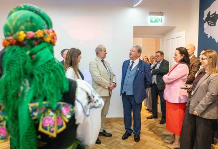 Dyrektor zespołu "Mazowsze" wraz z uczestnikami Konwentu Przewodniczących Sejmików Województw RP podczas wspólnego zwiedzania wystawy stałej w Centrum Folkloru Polskiego "Karolin"