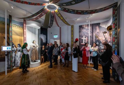 Kadr ze zwiedzania wystawy stałej w Centrum Folkloru Polskiego "Karolin"