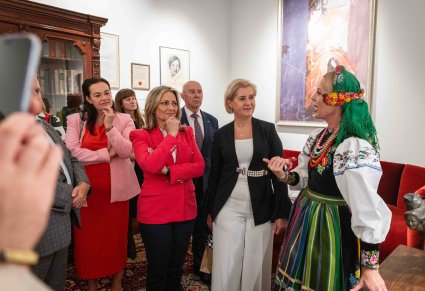 Uczestnicy Konwentu Przewodniczących Sejmików Województw RP wraz z przewodniczką w kostiumie łowickim w trakcie zwiedzania wystawy stałej
