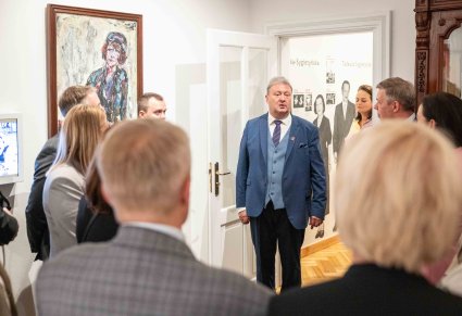 Uczestnicy Konwentu Przewodniczących Sejmików Województw RP wraz z Dyrektorem zespołu podczas zwiedzania Centrum Folkloru Polskiego "Karolin"
