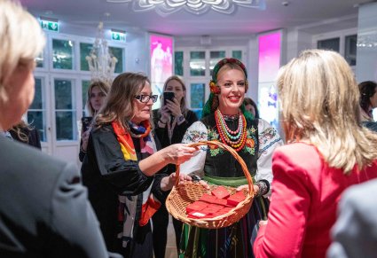 Kierowniczka Centrum Folkloru Polskiego w trakcie rozdawania małych upominków uczestnikom konwentu