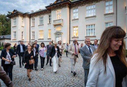 Uczestnicy Konwentu Przewodniczących Sejmików Województw RP przed Pałacem w Karolinie