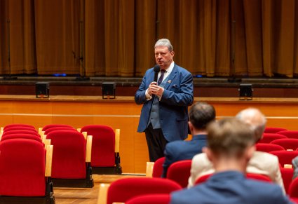 Dyrektor zespołu "Mazowsze" podczas wypowiedzi do publiczności