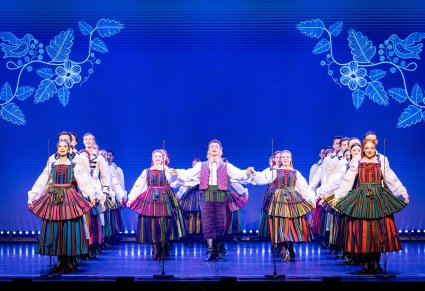 Grupa Artystów w kostiumach opoczyńskich w trakcie wykonywania choreografii tanecznej