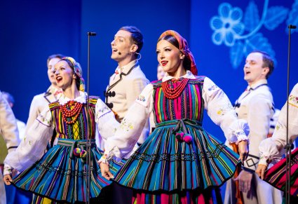 Zbliżenie na Artystów w kostiumach opoczyńskich podczas śpiewu i wykonywania choreografii tanecznej