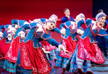 Grupa Artystek w kostiumach kujawskich w trakcie wykonywania choreografii tanecznej