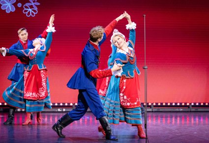Dwie pary Artystów w kostiumach kujawskich w trakcie wykonywania choreografii tanecznej