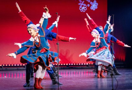 Na scenie pary Artystów w kostiumach kujawskich w trakcie wykonywania choreografii tanecznej