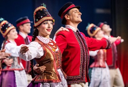 Zbliżenie na parę Artystów w kostiumach kurpiowskich w trakcie wykonywania choreografii tanecznej
