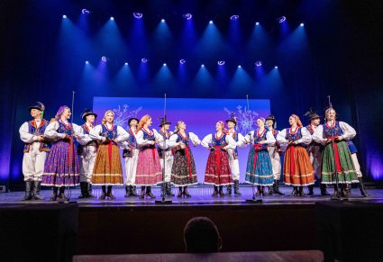 Na scenie grupa Artystów w kostiumach limanowskich w trakcie grania na instrumentach regionalnych